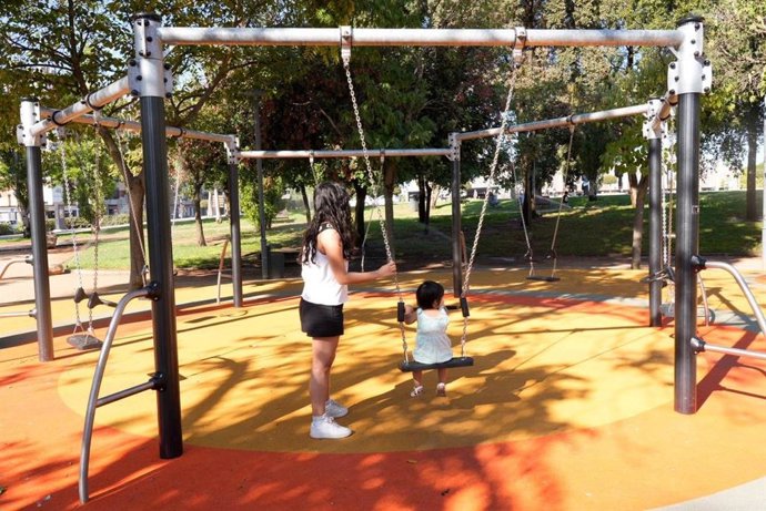 El parque infantil del Vial Norte frente a la Biblioteca 'Grupo Cántico' de Córdoba.