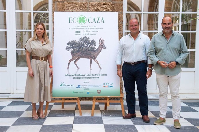 La presidenta de la Diputación de Cádiz, Almudena Martínez, el responsable de Asistencia a Municipios, Antonio Aragón, y el delegado territorial de Sostenibilidad y Medio Ambiente de la Junta en Cádiz, Óscar Curtido, en la presentación de Ecocaza
