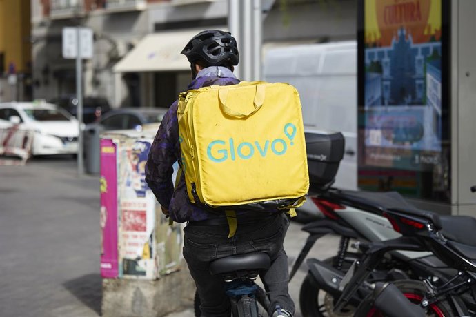 Archivo - Un repartidor de Glovo en una moto por una calle de Madrid, 29 de agosto de 2025, en Madrid (España). Delivery Hero, la plataforma alemana propietaria de Glovo, facturó 7.185,8 millones de euros en el primer semestre de 2025, lo que supone un 18