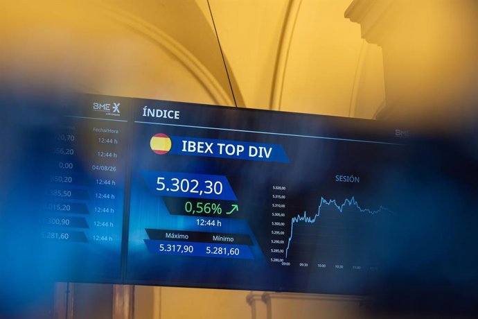 Pantalla con datos del Ibex en el Palacio de la Bolsa de Madrid, a 5 de agosto de 2026, en Madrid (España). 
