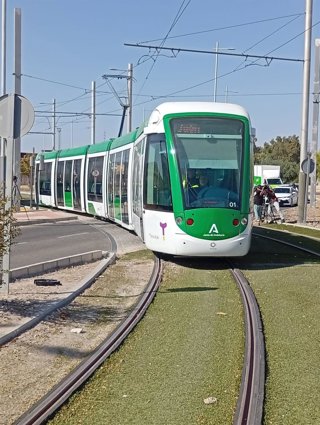 Archivo - Tranvía de Jaén circulando en pruebas/Archivo