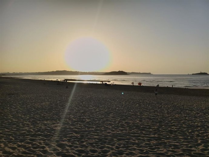 Archivo - Salida del sol. Amanecer. Santander vista desde Somo. Playa de Somo. Verano. Calor. Vacaciones.