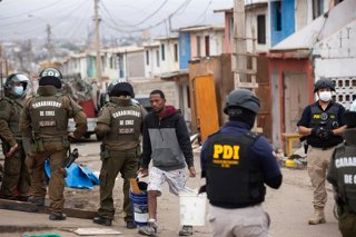 Arica, 25 de julio de 2026. Comienza primer etapa del desalojo de la población Cerro Chuño em la comuna de Arica. Las autoridades esperan sacar a 220 familias en esta primera etapa. Pese al gran contingente policial hasta el momento, el desalojo se hace