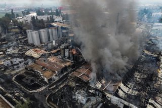 Santiago, 5 de Agosto de 2026.  Vista aerea de las secuelas del Incendio quimico afectado a la empresa Panimex ubicada en Las Esteras Sur con Ruta 5 Norte en la comuna de Quilicura  Diego Martin /Aton Chile