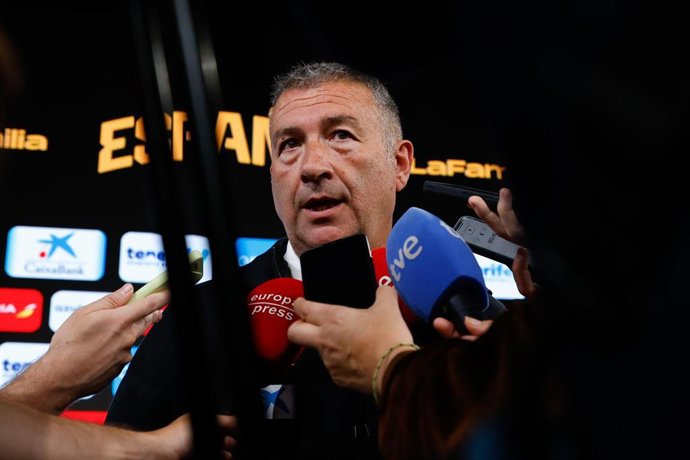 Archivo - Miguel Méndez atiende a la prensa.