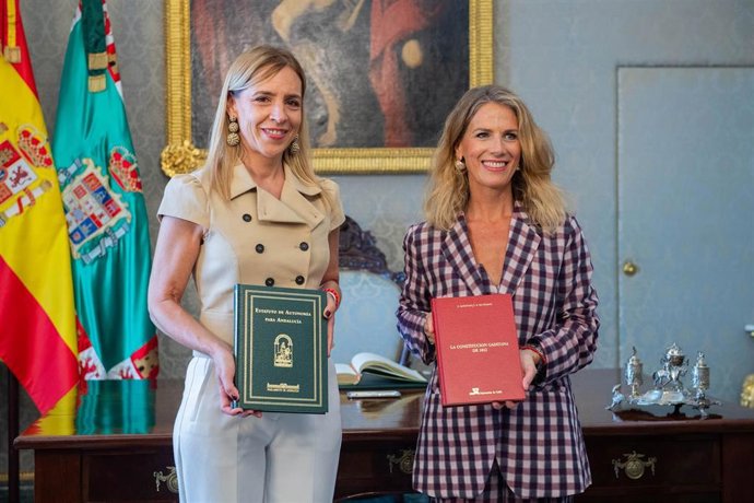 La presidenta de la Diputación de Cádiz, Almudena Martínez (i), y la presidenta del Parlamento de Andalucía, Ana Mestre, en una visita institución al Palacio Provincial de Cádiz.