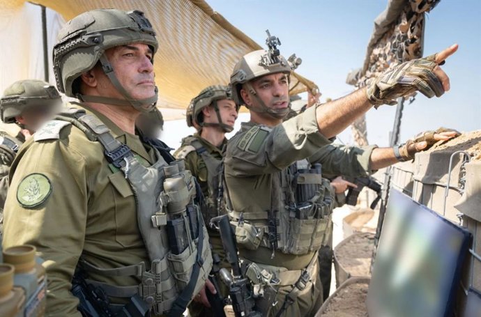 O chefe do Exército israelense, Eyal Zamir, durante uma visita à Faixa de Gaza