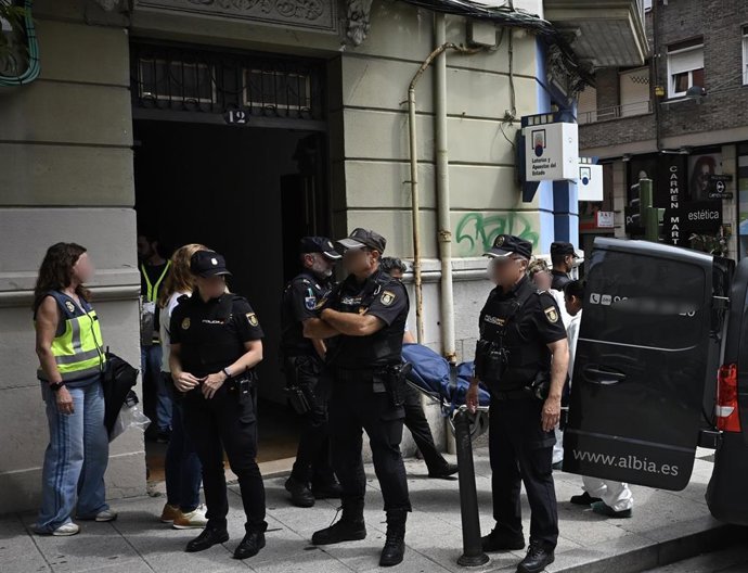 La policía custodia la entrada de la vivienda de Perines mientras la funeraria saca el cuerpo de la víctima, de 27 años, a 31 de julio de 2026, en Santander, Cantabria (España). 