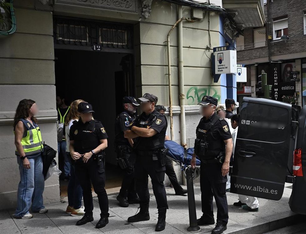 La policía custodia la entrada de la vivienda de Perines mientras la funeraria saca el cuerpo de la víctima, de 27 años, a 31 de julio de 2026, en Santander, Cantabria (España).