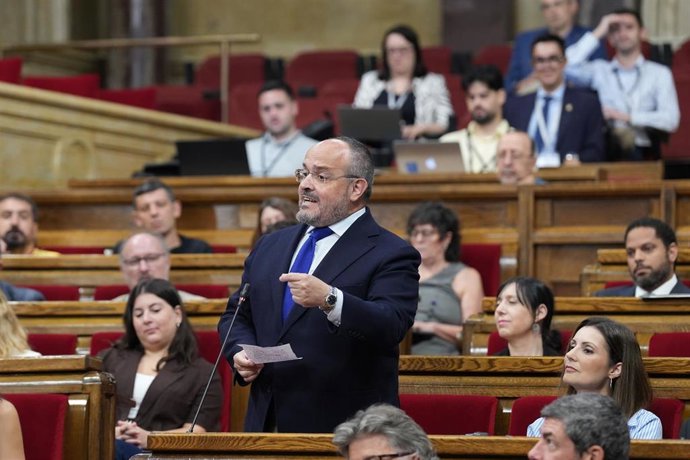 El presidente del PP de Catalunya, Alejandro Fernández, durante una sesión plenaria en el Parlament