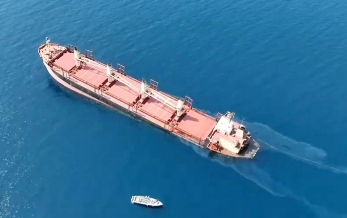 Archivo - Arquivo - ADEN, 3 de março de 2024  -- Esta foto sem data, fornecida pelo governo iemenita, mostra o navio de carga britânico Rubymar, que foi atacado pelo grupo houthi em 18 de fevereiro de 2024, ancorado perto da costa do Iêmen. O governo do I