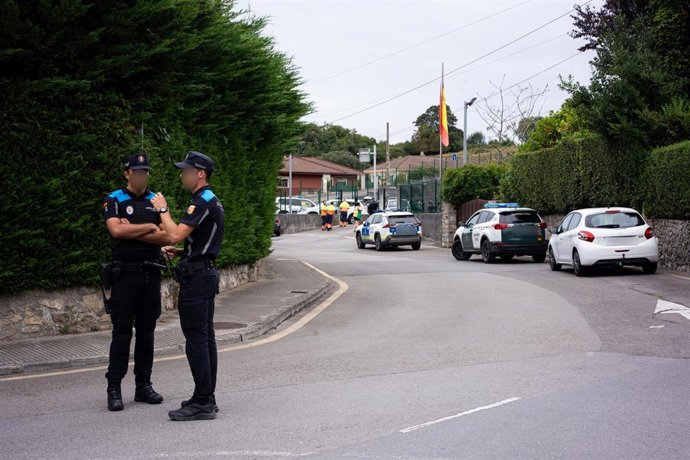 Dos policías municipales, en las proximidades del cuartel donde una guardia civil ha sido asesinada por su expareja.