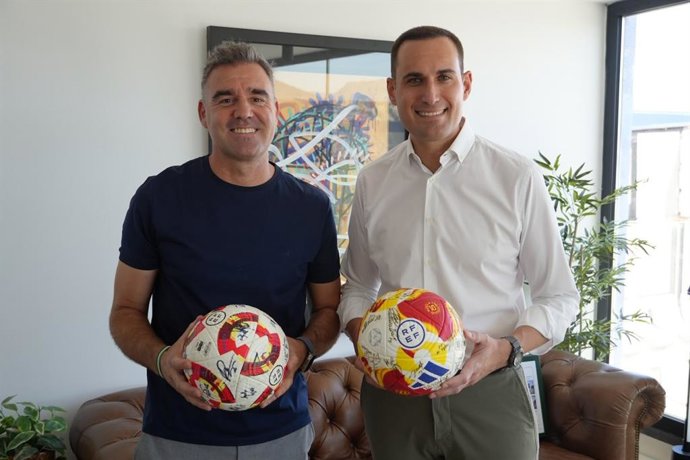 El presidente de la Diputación de Jaén, Juan Latorre, junto al director general del Real Jaén, Fran Anera, durante la visita al Estadio Caja Rural La Victoria