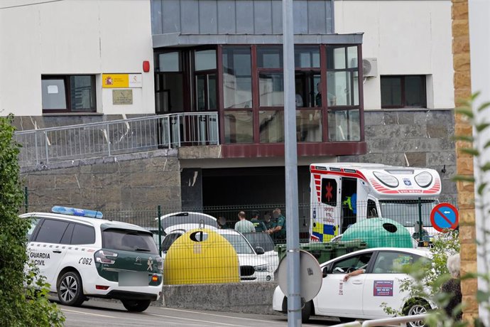 Varios agentes de la guardia cilvil y una ambulancia UVI móvil, en la puerta de entrada del cuartel de la guardia civil, a 5 de agosto de 2026, en Llanes, Asturias.