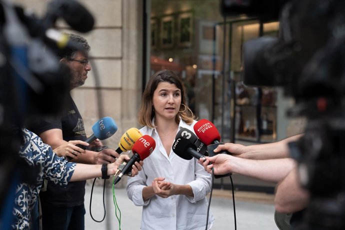 Archivo - Arxiu - La portaveu del Sindicat de Llogateres, Carme Arcarazo, atén als mitjans de comunicació a la seva sortida d'una reunió amb eurodiputats de la comissió d'Habitatge, en l'Oficina del Parlament Europeu, a 27 de maig de 2025, a Barcelona
