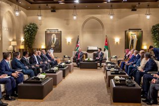 En el centro, el rey de Jordania, junto a representantes de trece países