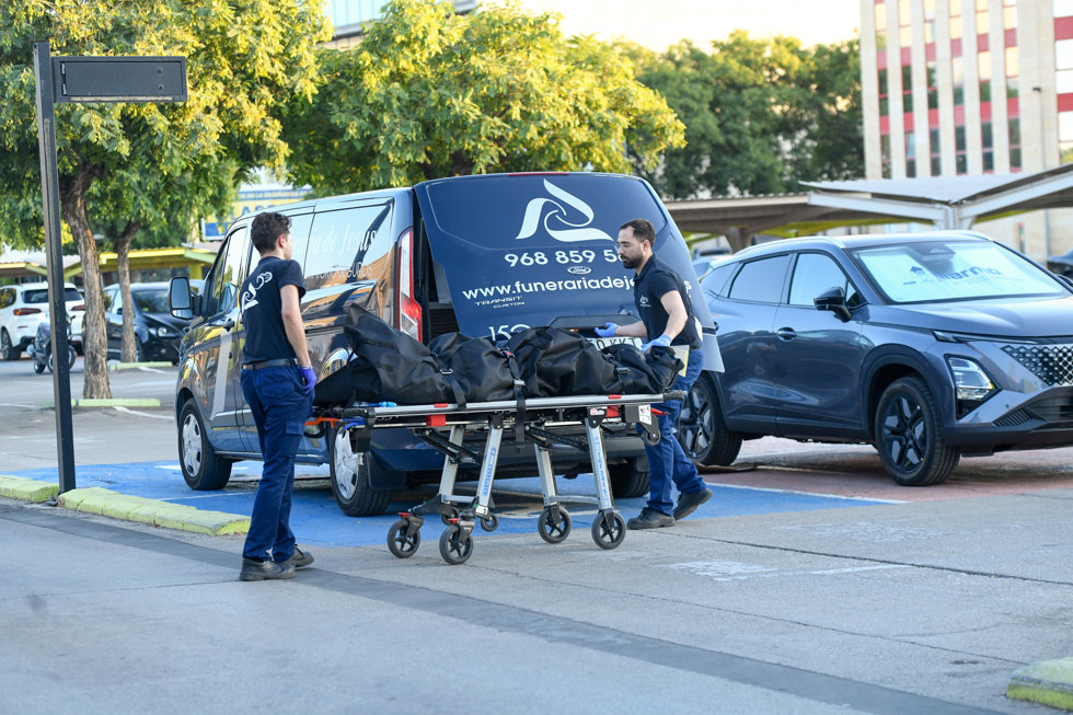 Trabajadores de la funeraria se llevan un cuerpo, en el Centro Comercial Carrefour Infante de Murcia, a 5 de agosto de 2026, en Murcia (España).