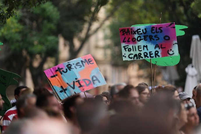 Pancartas durante una manifestación contra la saturación turística, a 26 de julio de 2026, en Palma de Mallorca, Islas Baleares (España). 
