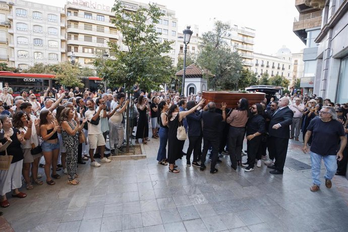 Llegada del féretro a la capilla ardiente del guitarrista Pepe Habichuela instalada en el Teatro Isabel La Católica de Granada. A 5 de agosto de 2026