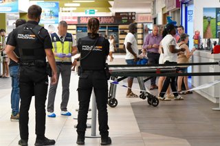 Archivo - Una mujer es asesinada presuntamente por su expareja en su taller de zapateria ubicada en un centro comercial de la capital.