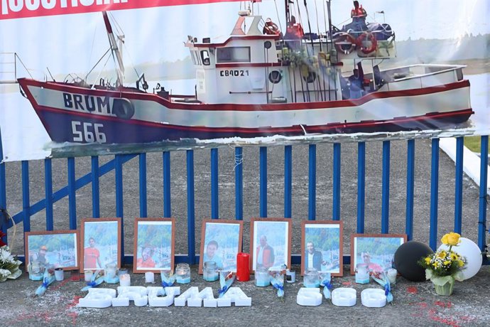 Talcahuano, 7 de abril de 2025 Familiares de los pescadores desaparecidos de la lancha Bruma, se manifiestan en la Gobernacion Maritima de Talcahuano. Carlos Acuna/Aton Chile
