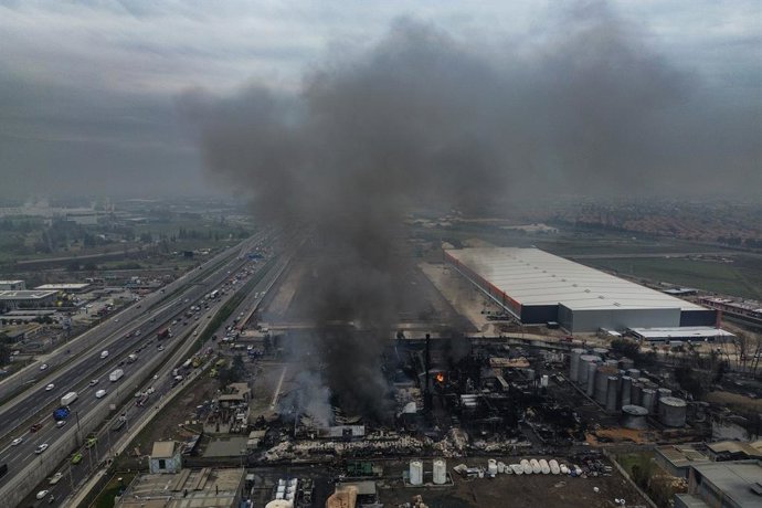 Santiago, 5 de Agosto de 2026.  Vista aerea de las secuelas del Incendio quimico afectado a la empresa Panimex ubicada en Las Esteras Sur con Ruta 5 Norte en la comuna de Quilicura  Diego Martin /Aton Chile
