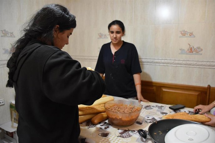 Las voluntarias preparan bocadillos para atender a los migrantes en Ceuta.