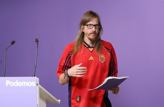El secretario de Organización y portavoz de Podemos, Pablo Fernández, durante una rueda de prensa en la sede de Podemos, a 20 de julio de 2026, en Madrid (España). Esta rueda de prensa tiene lugar un día después de que la Selección Española se proclamase 
