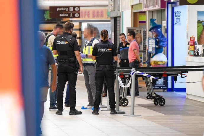Archivo - Europa Press Murcia 05/08/2026. Una mujer es asesinada presuntamente por su expareja en su taller de zapateria ubicada en un centro comercial de la capital.