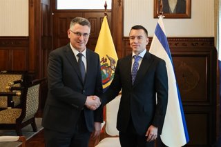 El ministro de Exteriores de Israel, Gideon Saar (izquierda), saluda al presidente de Ecuador, Daniel Noboa (derecha), en el marco de su visita a Quito