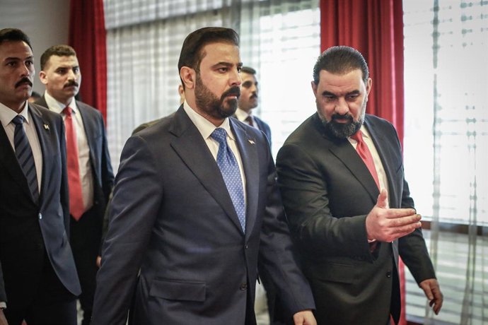 Archivo - Arquivo - ARQUIVADO - 14 de maio de 2026, Iraque, Berlim: FOTO DE ARQUIVO - Haibat al-Halbousi (à direita), presidente do Parlamento iraquiano, dá as boas-vindas ao primeiro-ministro designado do Iraque, Ali al-Zaidi (à esquerda), no prédio do P