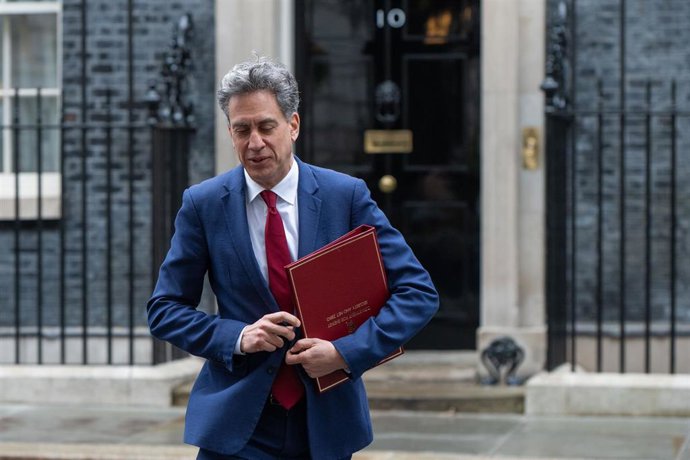 Archivo - El ministro de Exteriores de Reino Unido, Ed Miliband, a su salida del número 10 de Downing Street, en Londres