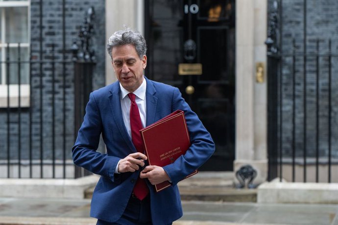 Archivo - May 19, 2026, London, England, United Kingdom: ED MILIBAND, Secretary of State for Energy Security and Net Zero, leaves 10 Downing Street after a weekly Cabinet Meeting.