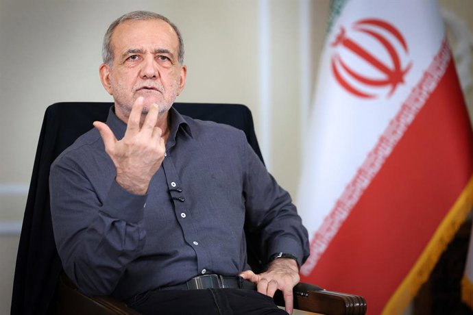 4 de agosto de 2026, Teerã, Irã: O presidente iraniano MASOUD PEZESHKIAN fala durante uma entrevista em Teerã.