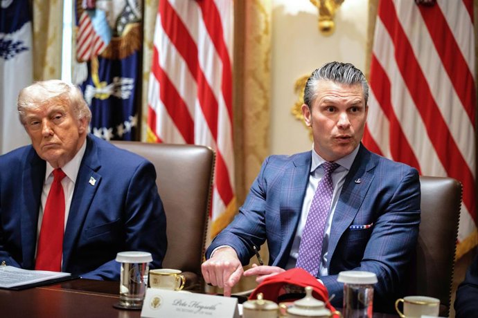 Archivo - May 27, 2026, Washington, District Of Columbia, USA: United States Secretary of War Pete Hegseth speaks alongside US President Donald J Trump during a Cabinet meeting in the Cabinet Room of the White House in Washington, DC, USA, on May 27, 2026