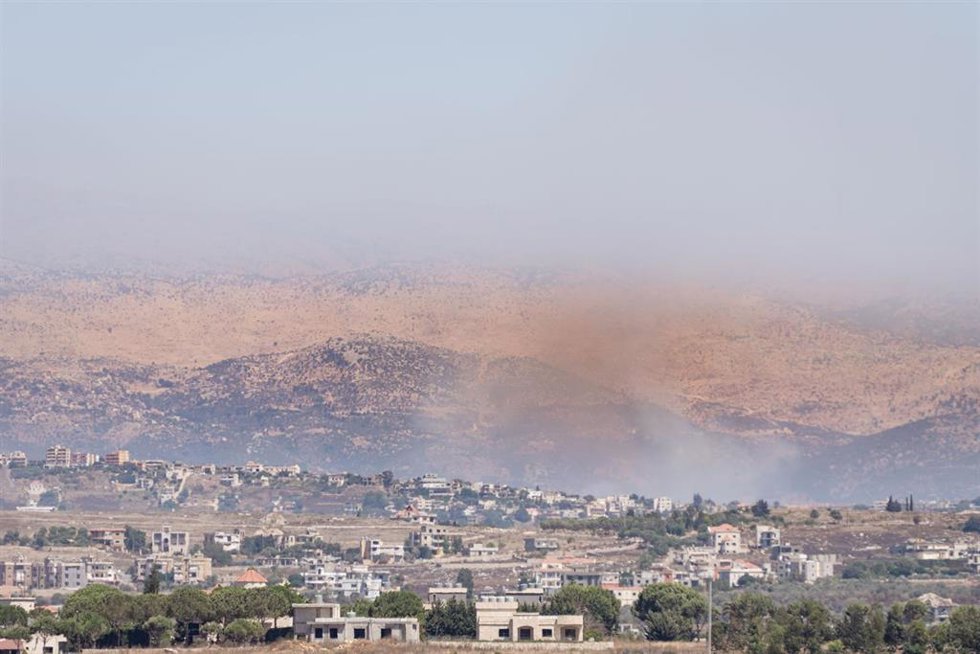 Archivo - Columnas de humo se elevan desde una aldea del sur de Líbano atacada por Israel