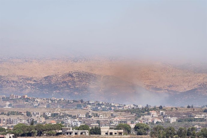 31 de julho de 2026, Kfarbenit, Líbano: KFARBENIT, LÍBANO — 31 DE JULHO DE 2026: Fumaça se eleva após ataques de artilharia israelense atingirem a vila de Kfarbenit, no sul do Líbano, em 31 de julho de 2026. As autoridades libanesas classificaram o bombar