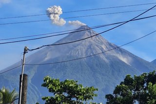 Humo y ceniza emergen del cráter del volcán de Fuego en Guatemala