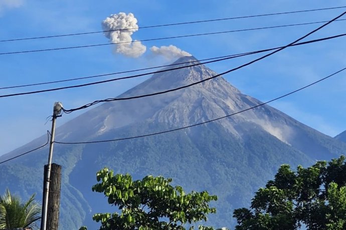 Humo y ceniza emergen del cráter del volcán de Fuego en Guatemala