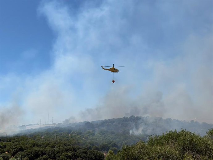 Un helicóptero del Plan Infoca descargando agua sobre el incendio declarado en un paraje de San Roque este miércoles 5 de agosto.