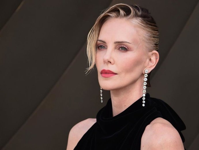 Presumir de abdominales como Charlize Theron a los 50 años es fácil, solo tienes que encontrar el vestido perfecto