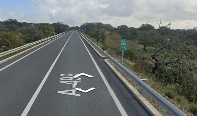 Trecho da A.499 em Villanueva de los Castillejos (Huelva), onde ocorreu um acidente que resultou na morte da motorista de um carro de passeio