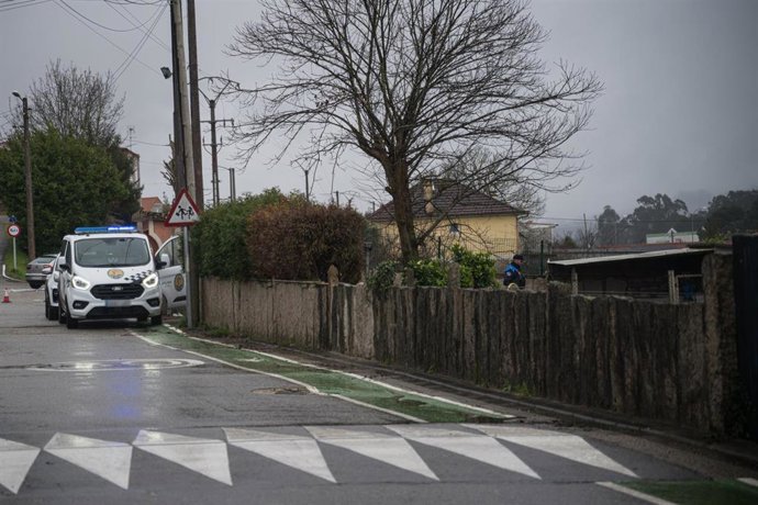 Archivo - Un coche de Policía junto al lugar del asesinato de una mujer en Pontevedra, Galicia (España) en febrero de 2026.