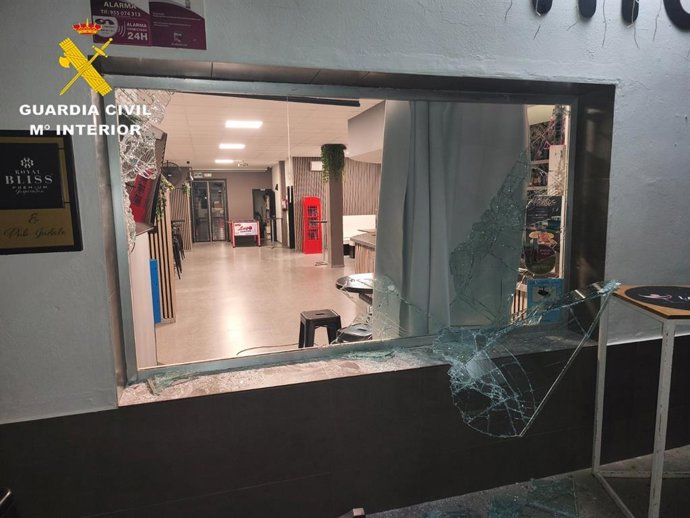 Ventana por la que entraron los detenidos para el robo de las máquinar recreativas