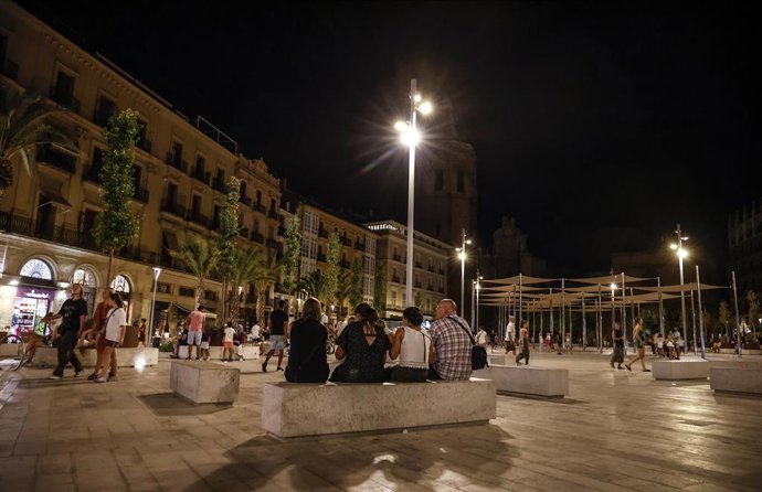 Archivo - Varias personas sentadas en un banco, a 10 de agosto de 2022, en Valencia, Comunidad Valenciana (España).
