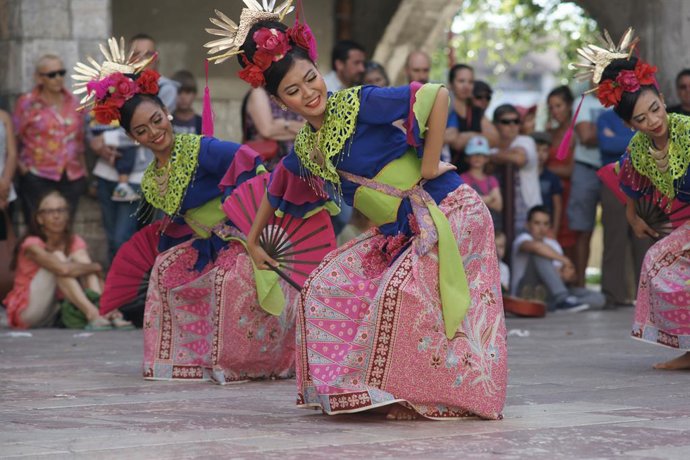 Grupo folklórico de Indonesia.
