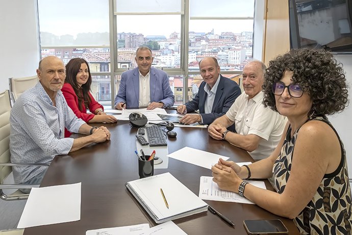 El Consejero De Fomento, Vivienda, Ordenación Del Territorio Y Medio Ambiente, Roberto Media, Recibe Al Alcalde De Voto.