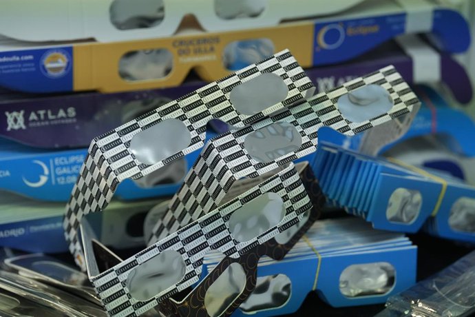 A Celetesch fabrica óculos homologados para eclipses, em 23 de julho de 2026, em L'Hospitalet de Llobregat, Barcelona, Catalunha (Espanha). A “tríade de eclipses” (também chamada de Tríade Ibérica de Eclipses) é a sequência excepcional de três eclipses so