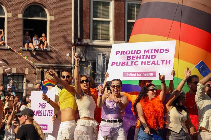 Participantes y espectadores celebran durante el desfile del Orgullo Gay de Ámsterdam el 1 de agosto de 2026 en Ámsterdam, Países Bajos.