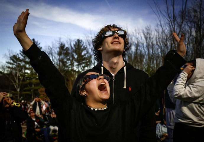 Archivo - 08 April 2024, Canada, Montreal: People watch the total solar eclipse from the harbor. Photo: Serkan Senturk/ZUMA Press Wire/dpa